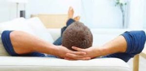 Hombre descansando sobre sofá